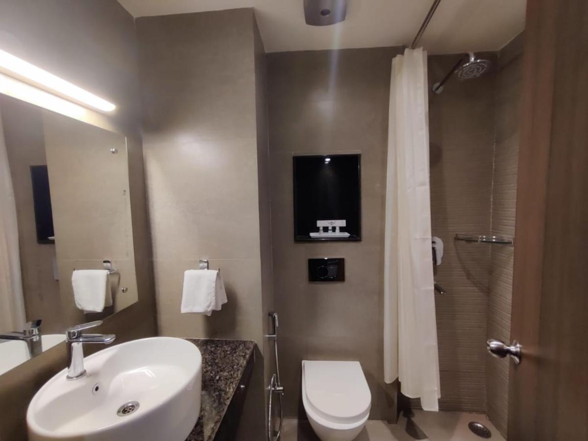 Hotel D Silverleaf Lucknow Bagian luar foto