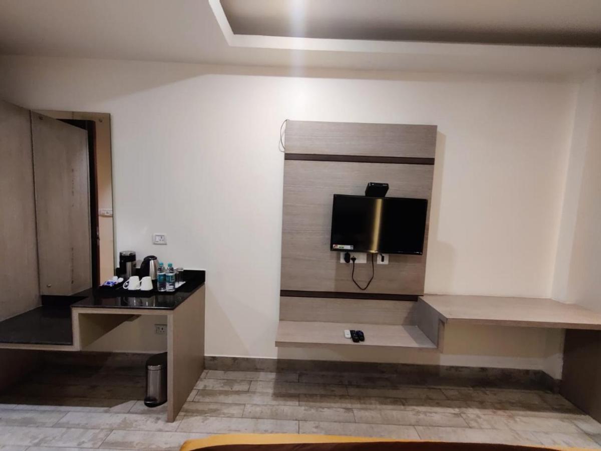 Hotel D Silverleaf Lucknow Bagian luar foto