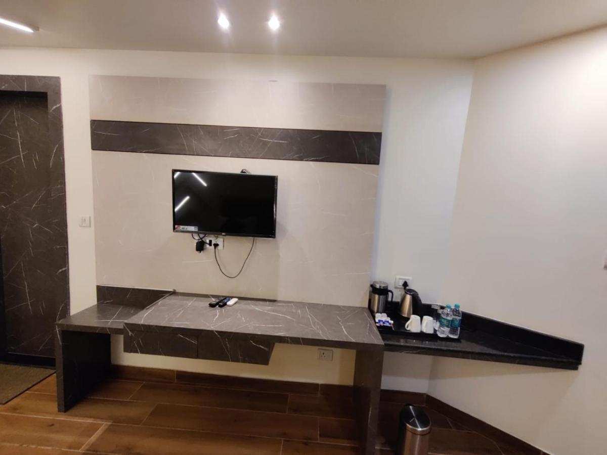 Hotel D Silverleaf Lucknow Bagian luar foto