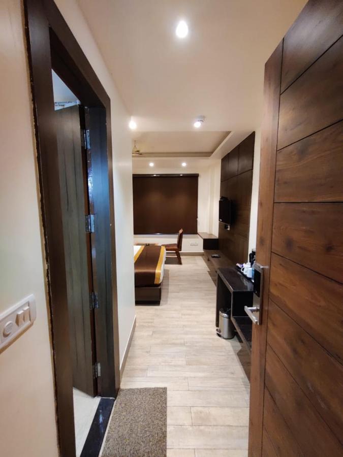 Hotel D Silverleaf Lucknow Bagian luar foto