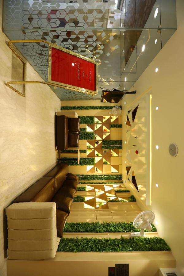 Hotel D Silverleaf Lucknow Bagian luar foto