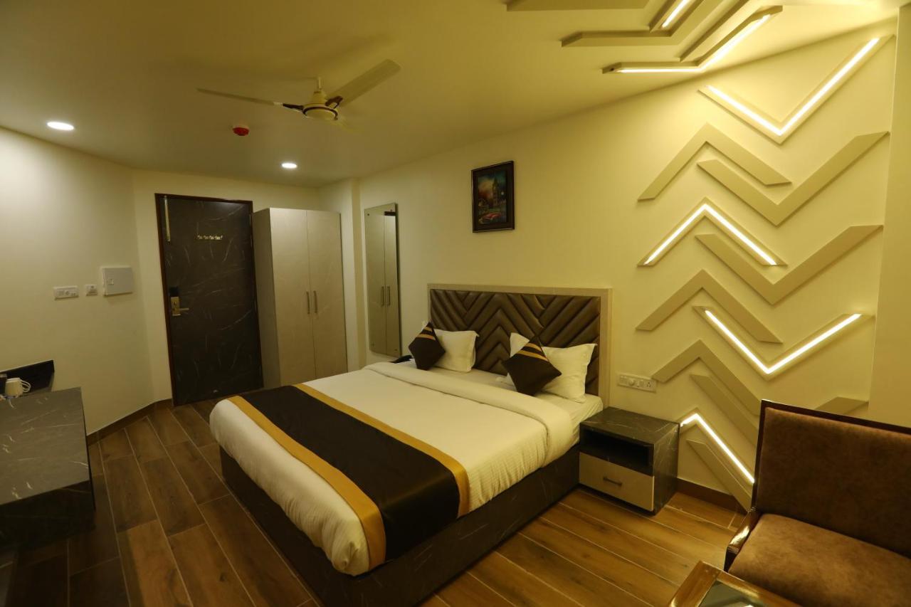 Hotel D Silverleaf Lucknow Bagian luar foto