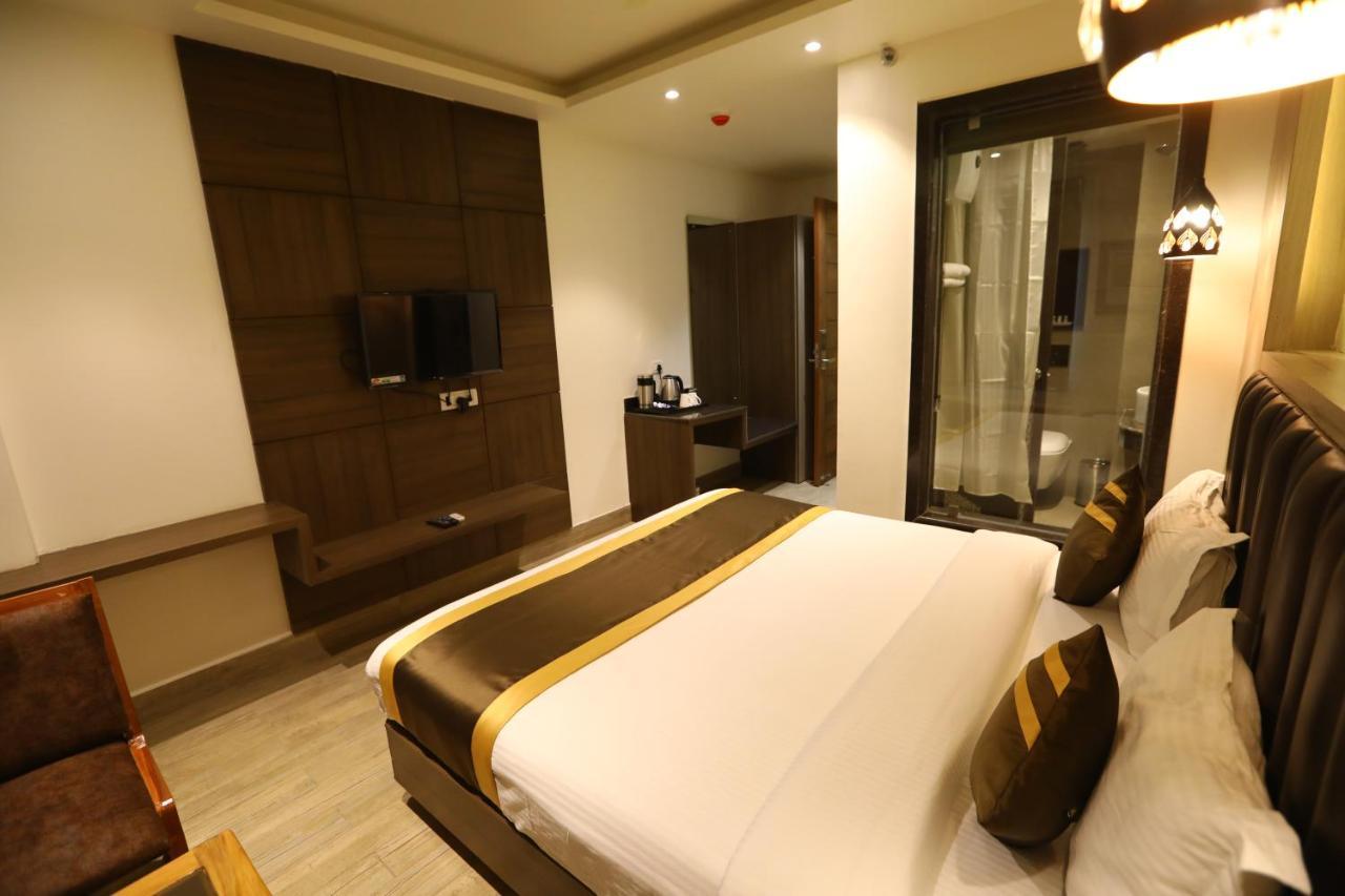Hotel D Silverleaf Lucknow Bagian luar foto