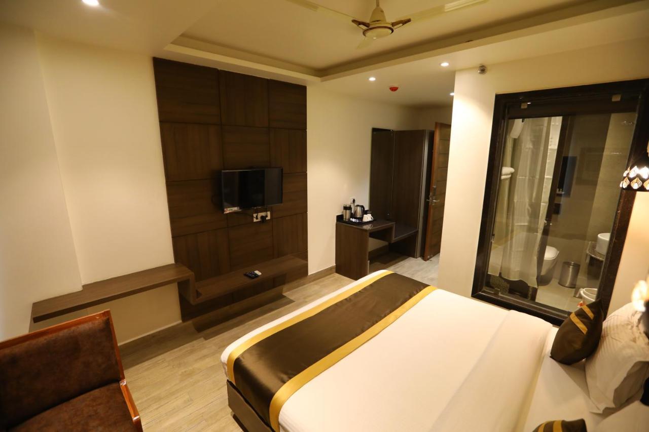 Hotel D Silverleaf Lucknow Bagian luar foto