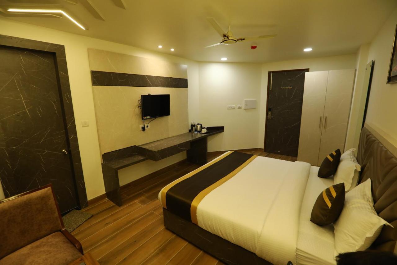 Hotel D Silverleaf Lucknow Bagian luar foto
